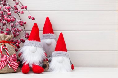 Tahta beyaz arka planda Noel dekoru.