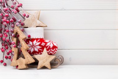 Tahta beyaz arka planda Noel dekoru.