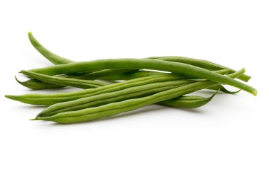 Beyaz arkaplanda yeşil fasulyeler izole edilmiş..