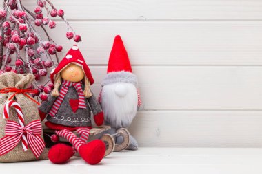 Tahta beyaz arka planda Noel dekoru.