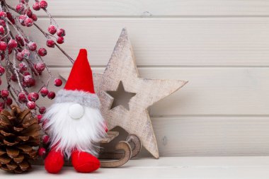 Tahta beyaz arka planda Noel dekoru.