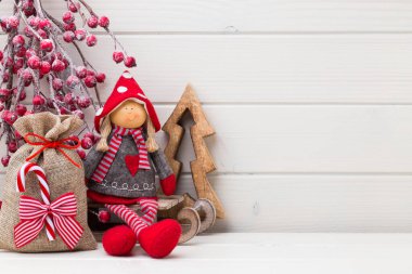 Tahta beyaz arka planda Noel dekoru.