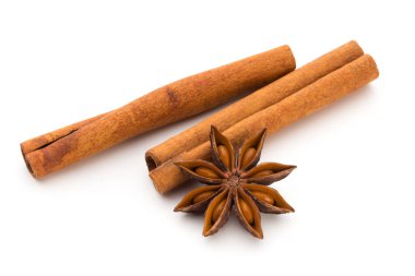 Karanfil, anason ve tarçın beyaz arkaplanda izole edilmiş. 