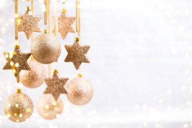 Noel süsleri altın yıldız ve balo.