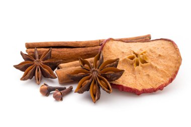 Karanfil, anason ve tarçın beyaz arkaplanda izole edilmiş. 