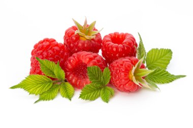 Beyaz arkaplanda yalıtılmış ahududu.