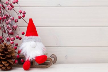 Tahta beyaz arka planda Noel dekoru.