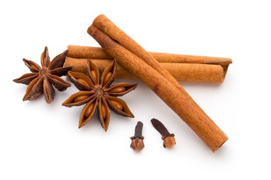 Karanfil, anason ve tarçın beyaz arkaplanda izole edilmiş. 