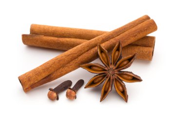 Karanfil, anason ve tarçın beyaz arkaplanda izole edilmiş. 