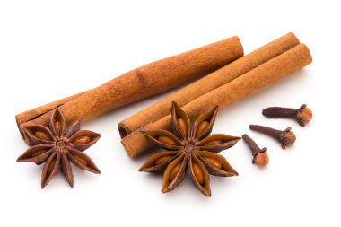 Karanfil, anason ve tarçın beyaz arkaplanda izole edilmiş. 