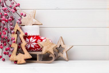 Tahta beyaz arka planda Noel dekoru.