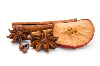 Karanfil, anason ve tarçın beyaz arkaplanda izole edilmiş. 