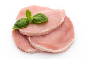 Beyaz arka planda izole edilmiş taze çiğ biftek..