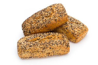 Beyaz zeminde izole edilmiş taze pişmiş ekmek..