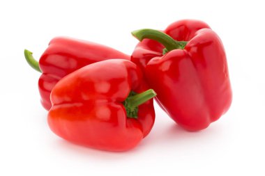 Beyaz arka planda taze kırmızı biber, izole..