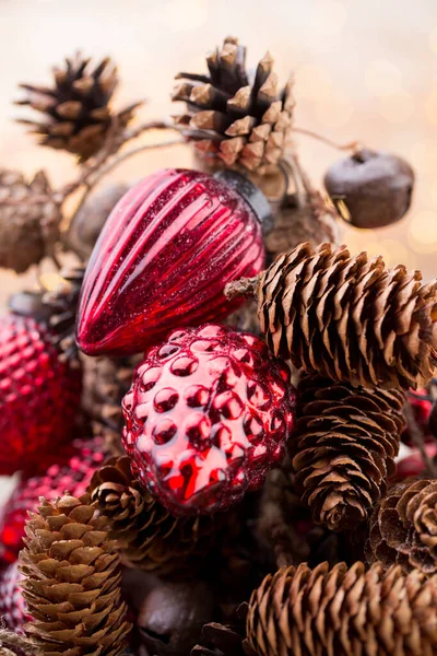 Рождественский Конус Красными Ягодами Фоне Боке — стоковое фото