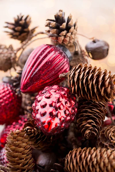 Cono Navidad Con Bayas Rojas Sobre Fondo Bokeh —  Fotos de Stock