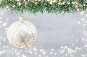 Vánoční stromeček dekorace na pozadí bokeh.