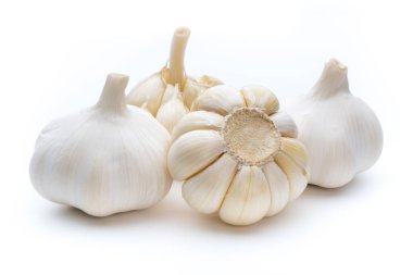Sarımsak beyaz arka planda izole edilmiş..