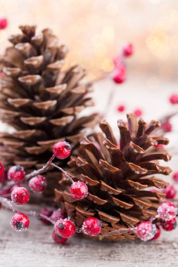 Kırmızı böğürtlenli Noel konisi.