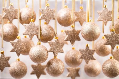 Noel süsleri altın yıldız ve balo.