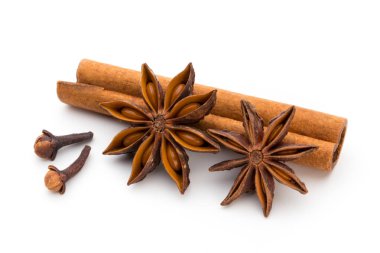 Karanfil, anason ve tarçın beyaz arkaplanda izole edilmiş. 