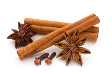 Karanfil, anason ve tarçın beyaz arkaplanda izole edilmiş. 