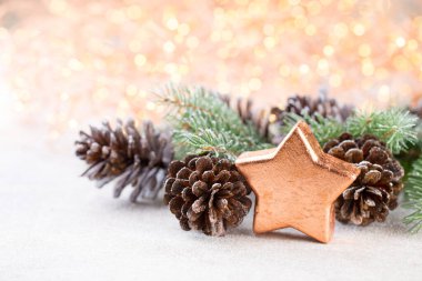 Bokeh arka planında Noel ahşabı süslemeleri.