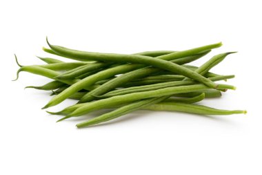 Beyaz arkaplanda yeşil fasulyeler izole edilmiş..