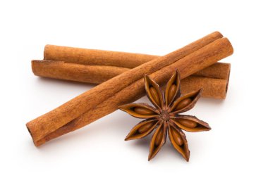 Karanfil, anason ve tarçın beyaz arkaplanda izole edilmiş. 