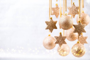 Noel süsleri altın yıldız ve balo.