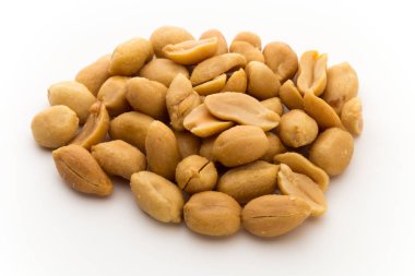 İzole edilmiş arka planda soyulmuş fıstıklar..