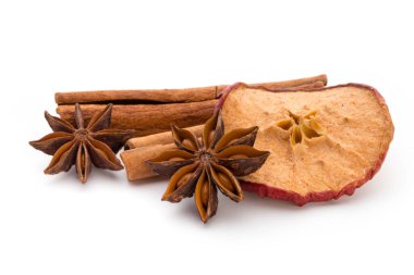 Karanfil, anason ve tarçın beyaz arkaplanda izole edilmiş. 