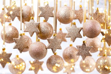 Noel süsleri altın yıldız ve balo.