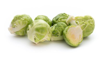 Beyaz arkaplanda yalıtılmış Brüksel lahanaları.