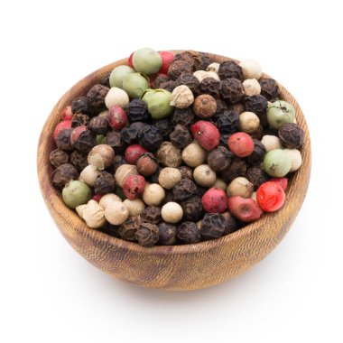 Beyaz arka planda kaşıkta biber tohumu.