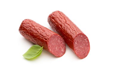 Salam dilimleri. Beyaz bir arka planda izole edilmiş. sosis kesimi.