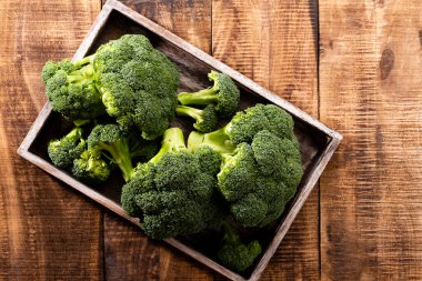 Brokoli. Blau Stone masasında taze yeşil brokoli. Üst Manzara. Boş kopyalama alanı.