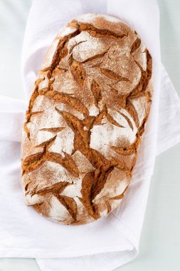 Taze pişmiş ev yapımı ekmek..