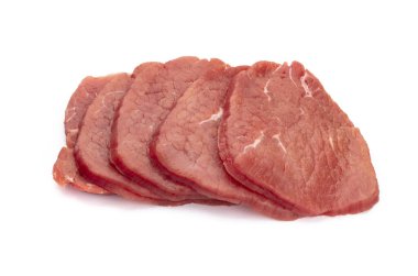 Biyolojik taze biftek beyaz arka planda izole edilmiş.. 