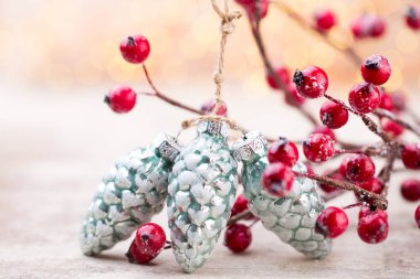 Kırmızı böğürtlenli Noel konisi.