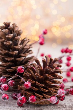 Kırmızı böğürtlenli Noel konisi.