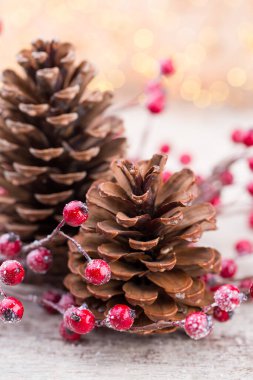 Kırmızı böğürtlenli Noel konisi.