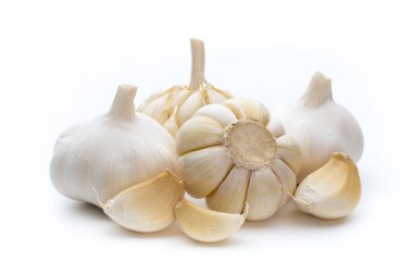 Sarımsak beyaz arka planda izole edilmiş..