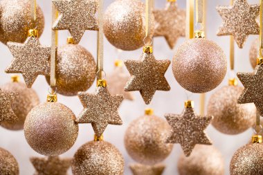 Noel süsleri altın yıldız ve balo.