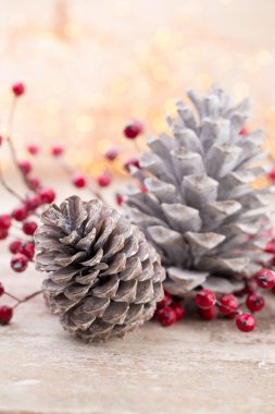 Kırmızı böğürtlenli Noel konisi.