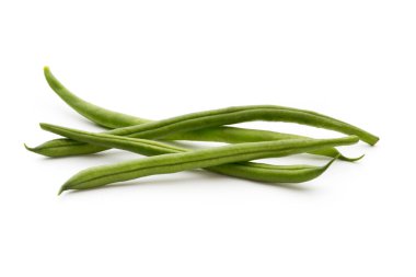 Beyaz arkaplanda yeşil fasulyeler izole edilmiş..