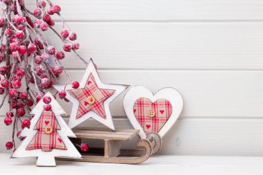 Tahta beyaz arka planda Noel dekoru.
