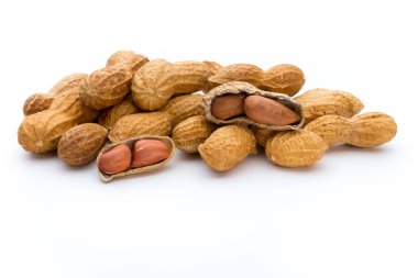 Beyaz arka planda kurumuş fıstık..