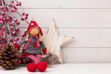 Tahta beyaz arka planda Noel dekoru.